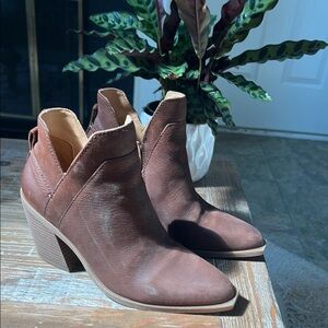 Crown Vintage Brown Ankle Boots with Suede Finish